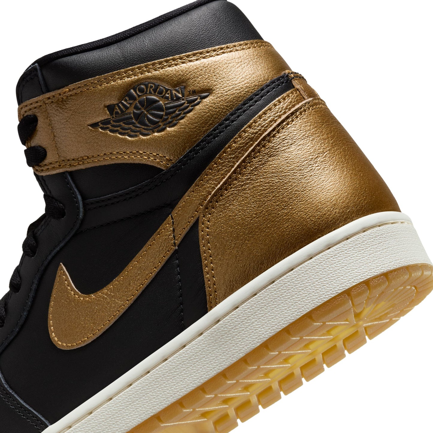 Air Jordan 1 Retro High OG "Metallic Gold" - DZ5485-071